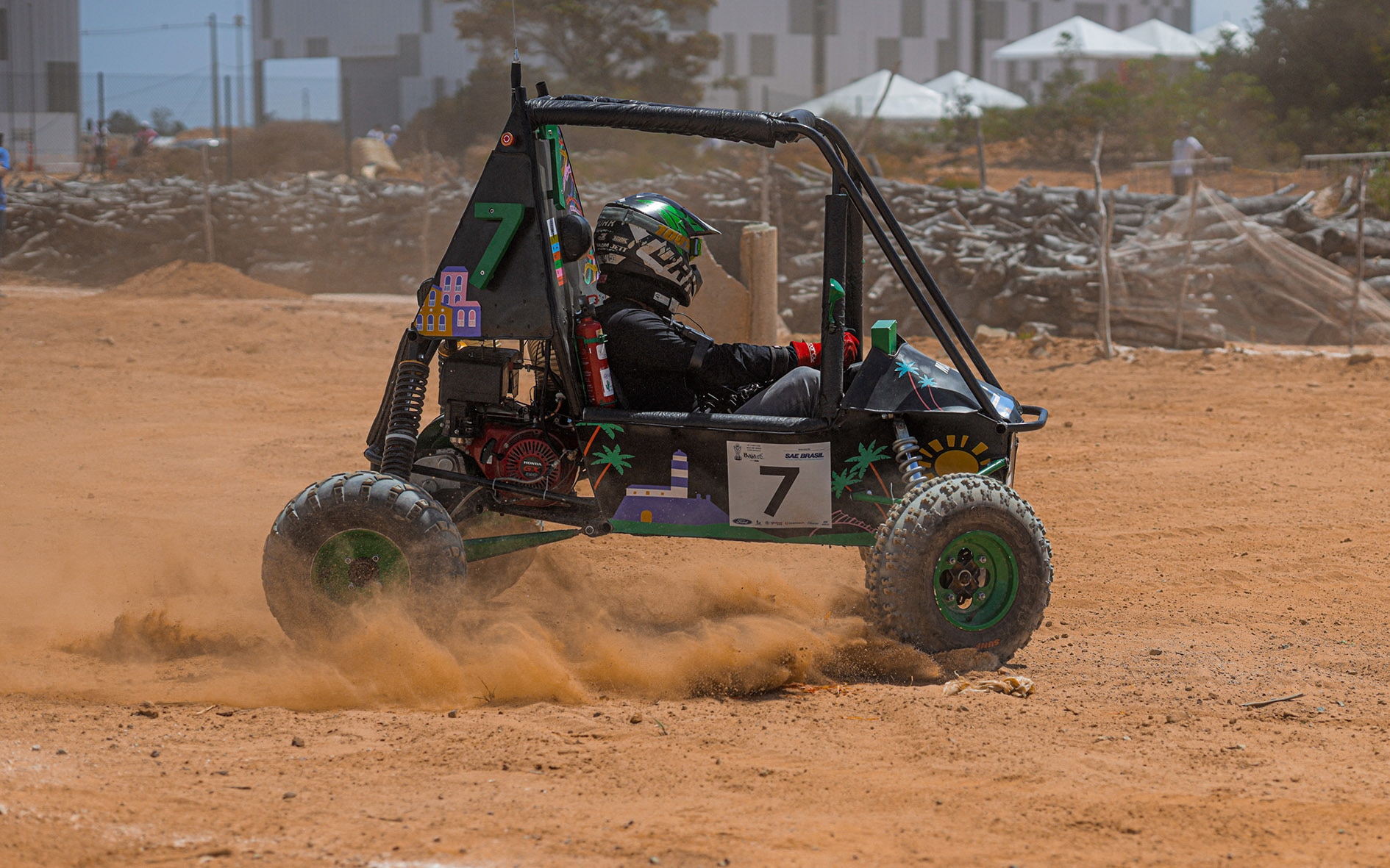 Carros off-road construídos por estudantes de engenharia no Baja SAE Brasil